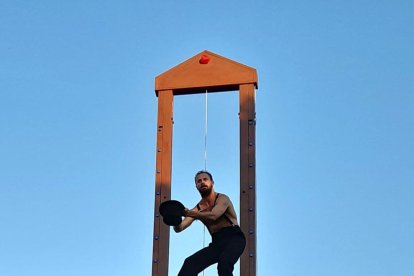 Salida de la procesión irreverente en recuerdo de Iago Pericot en la Vinya dels Artistes.