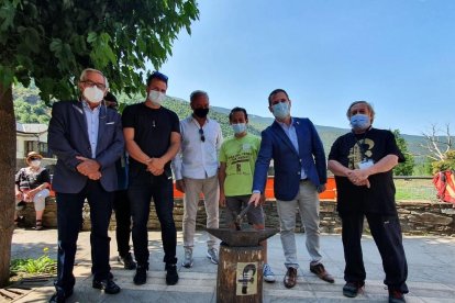 Dos de los forjadores que ayer participaron en la Fira del Ferro de la Vall Ferrera.