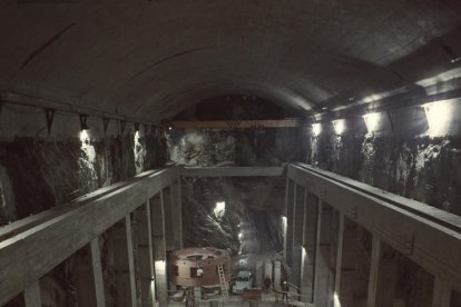Imatges del procés de construcció de les centrals de Tavascan, enclavades mig quilòmetre dins la roca de la muntanya.