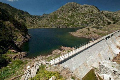 Imatges del procés de construcció de les centrals de Tavascan, enclavades mig quilòmetre dins la roca de la muntanya.