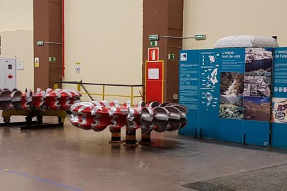 Imatges del procés de construcció de les centrals de Tavascan, enclavades mig quilòmetre dins la roca de la muntanya.