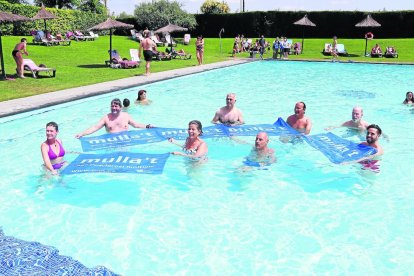 El concejal Ignasi Amor visitó ayer la piscina de Cappont, cuya venta de entradas irá destinada a esta causa.