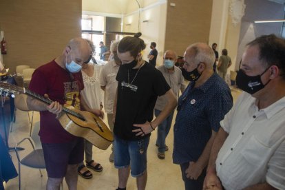 Cuatro lutiers de guitarra participaron ayer en la feria, que forma parte de la Càtedra Emili Pujol.