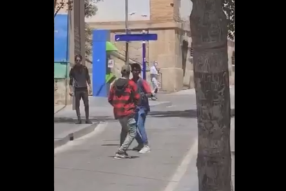 VÍDEO | Dos hombres se pelean a golpe de cuchillo en el centro de Lleida