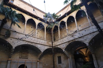 Presentación ayer de la Festa Major del IEI en el patio del edificio, que ya luce algún ‘atrezzo’ festivo.