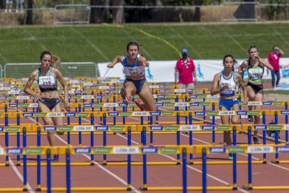 Berta Segura posa con la medalla con a su entrenador, Iván Espílez.