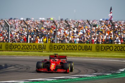 Lewis Hamilton celebra la victoria junto a sus compañeros de podio.