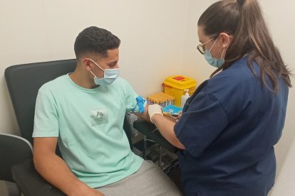 Los jugadores del nuevo Lleida se ejercitaron en el Camp d’Esports.