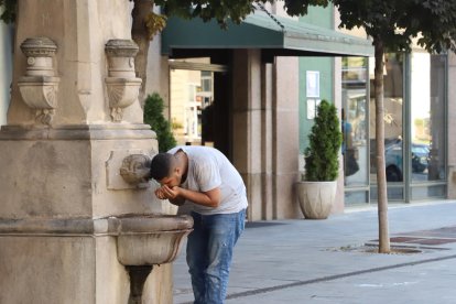Els termòmetres al sol van marcar ahir a la tarda valors desorbitats, com el del carrer Pi i Margall de Lleida, que va assolir els 53,5º.