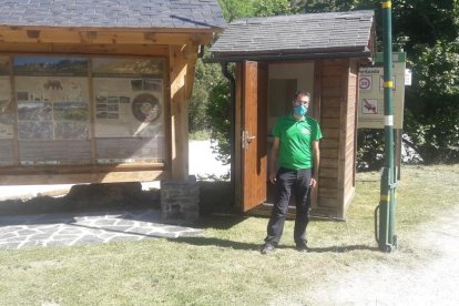 Un vigilant controla l’entrada de vehicles a la zona de la Platgeta de Camarasa i cobra cinc euros.