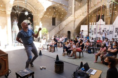 L’espectacle familiar ‘Le Petit Théâtre ambulant’ de JAM va obrir la jornada festiva i a la tarda va ser el torn per al ball a càrrec del grup de versions Bruixa Express.