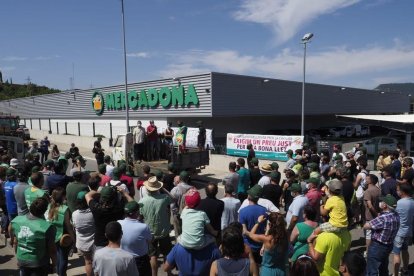 Unió de Pagesos exigeix preus justos per als productors de la llet davant del Mercadona de Vic