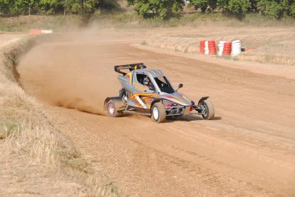 Nasser Al-Attiyah, junto a Delfí Lahoz y su nuevo Speed Car serigrafiado con su nombre.