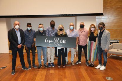 La consellera Violant Cervera, al costat del president i el director general d’Afrucat i cinc dels protagonistes dels vídeos.