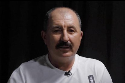 La consellera Violant Cervera, al costat del president i el director general d’Afrucat i cinc dels protagonistes dels vídeos.