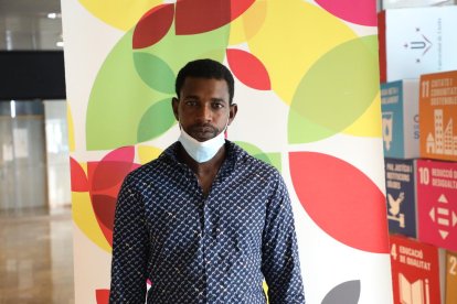 La consellera Violant Cervera, al costat del president i el director general d’Afrucat i cinc dels protagonistes dels vídeos.