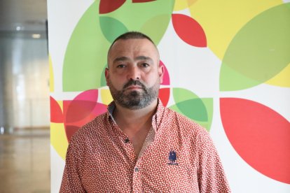 La consellera Violant Cervera, al costat del president i el director general d’Afrucat i cinc dels protagonistes dels vídeos.