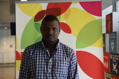 La consellera Violant Cervera, al costat del president i el director general d’Afrucat i cinc dels protagonistes dels vídeos.