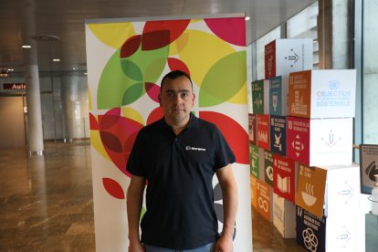 La consellera Violant Cervera, al costat del president i el director general d’Afrucat i cinc dels protagonistes dels vídeos.