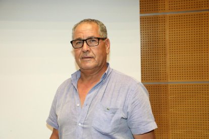 La consellera Violant Cervera, al costat del president i el director general d’Afrucat i cinc dels protagonistes dels vídeos.