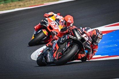 Marc Márquez segueix Maverick Viñales durant la prova.
