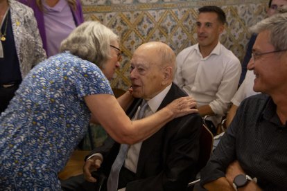 La filla d'Oró, Maria Elena, saludant l'expresident Pujol.