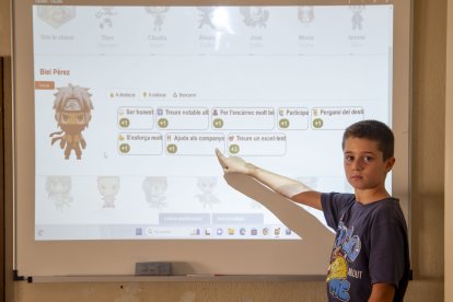 Un alumno de Lestonnac señala los puntos conseguidos gracias a conductas positivas.