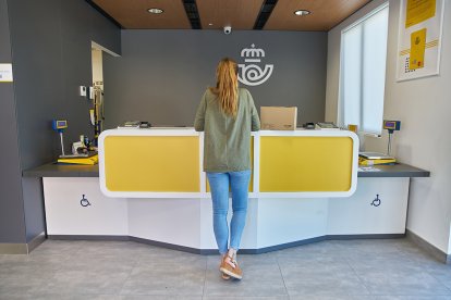 Puedes retirar e ingresar efectivo de tu cuenta bancaria gracias a Correos Cash