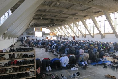 El Palau de Vidre ha estat durant dotze anys la mesquita de la comunitat Ibn Hazm, que cada divendres congrega centenars de fidels.