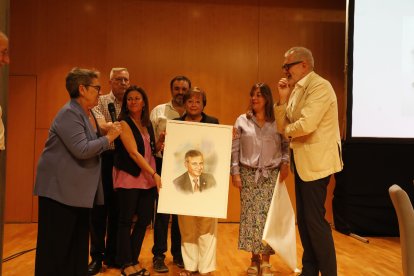 L’alcalde Fèlix Larrosa entregant un retrat a la seua viuda.