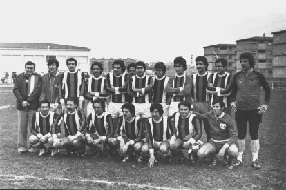 Dempeus, primer per l’esquerra, dirigint un combinat de periodistes i treballadors de premsa a finals dels 70 al Municipal de Gardeny enfrontats a directius i veterans de la UE Lleida.