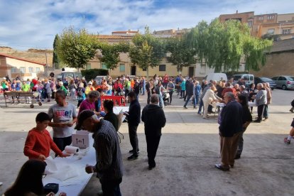 Esmorzar popular a la fira de la Granadella, en la qual es va poder tastar el nou oli Degustus.