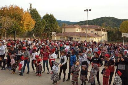 Els alumnes de l'Escola Mossèn Albert Vives de La Seu van ballar i van menjar castanyes