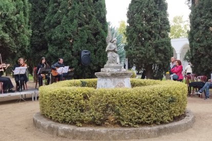 El Palau d’Anglesola. Música en directo en el espacio central del cementerio para recordar a los fallecidos.