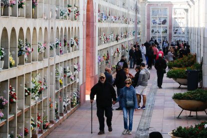 Lleida. Visitantes que acudieron ayer por la mañana al cementerio de Lleida para recordar a sus difuntos.