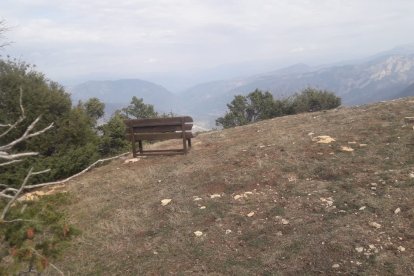 En el Tossal del Faig, entre Coll de Nargó y Peramola, hay un banco de madera encarado alPirineo en recuerdo de una joven llamada Agatha que murió en 2013.