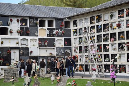La Seu. Vecinos llevaron flores a sus difuntos durante toda la jornada.