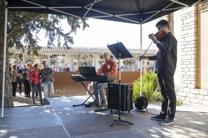 Cervera. Alumnos del conservatorio ofrecieron ayer un concierto, en el camposanto.