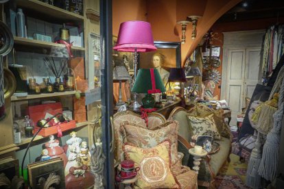 Comprar història. Als antiquaris que hi ha a la Toscana hi podem trobar tota mena d’objectes.