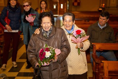 Les autoritats locals també van participar en l’ofrena.