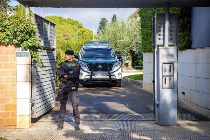 Imatge de l’escorcoll que es va portar a terme ahir en un immoble de la partida Boixadors. - GERARD HOYAS