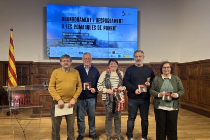 Les autoritats en la jornada del projecte Pobles Abandonats. - X.R.