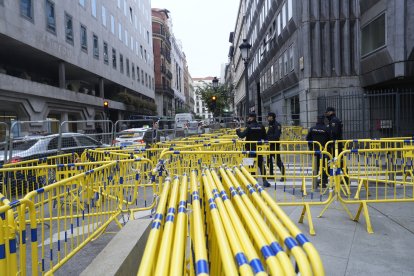 Vallas metálicas blindando el recinto del Congreso de los Diputados.
