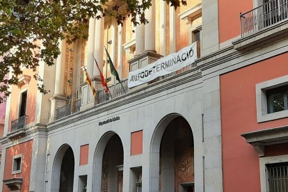 La fachada de la Diputación de Lleida, este jueves por la mañana, sin la pancarta de amnistía, aunque se mantiene la de 