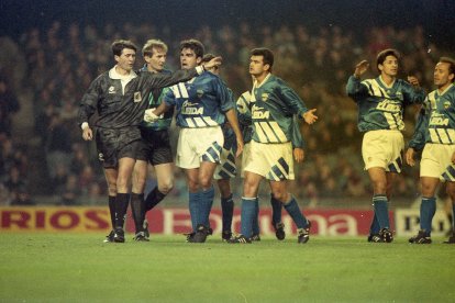 Els jugadors protesten el penal a Núñez Manrique.
