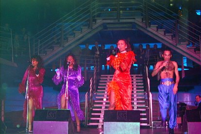 La mítica banda Boney M, liderada per Bobby Farrell (d.), va reviure a la discoteca de Golmés el 1999.