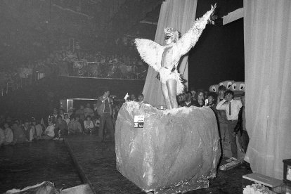 Un públic més veterà assisteix a un espectacle.