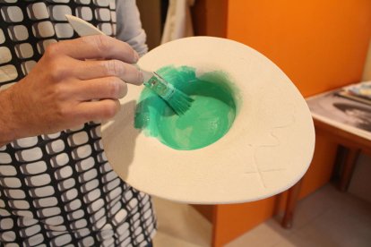 treball. L’Eduard, treballant en els nous plats que conformen la vaixella.