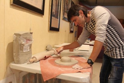 treball. L’Eduard, treballant en els nous plats que conformen la vaixella.