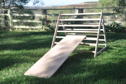 materials creats pel miquel. D’esquerra a dreta, la rampa i la cadira Pikler. I la paleta de colors d’Arno Stern.